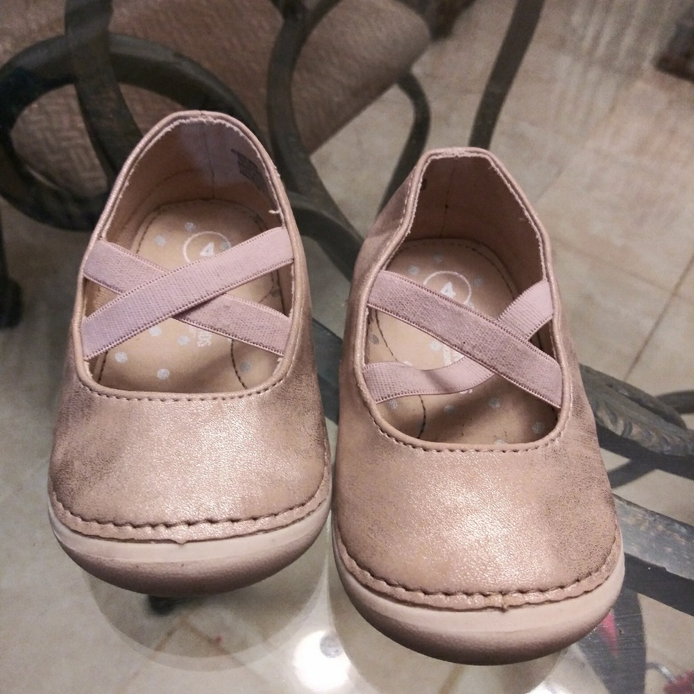 Genuine kids (osh kosh) gold flats sz 4